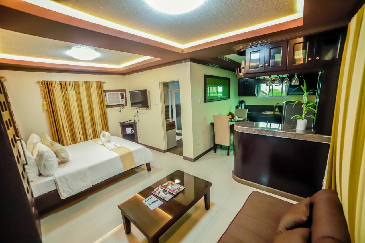 Villa Esmeralda Bryan'S Resort Hotel And Restaurant Palayan City Exterior foto