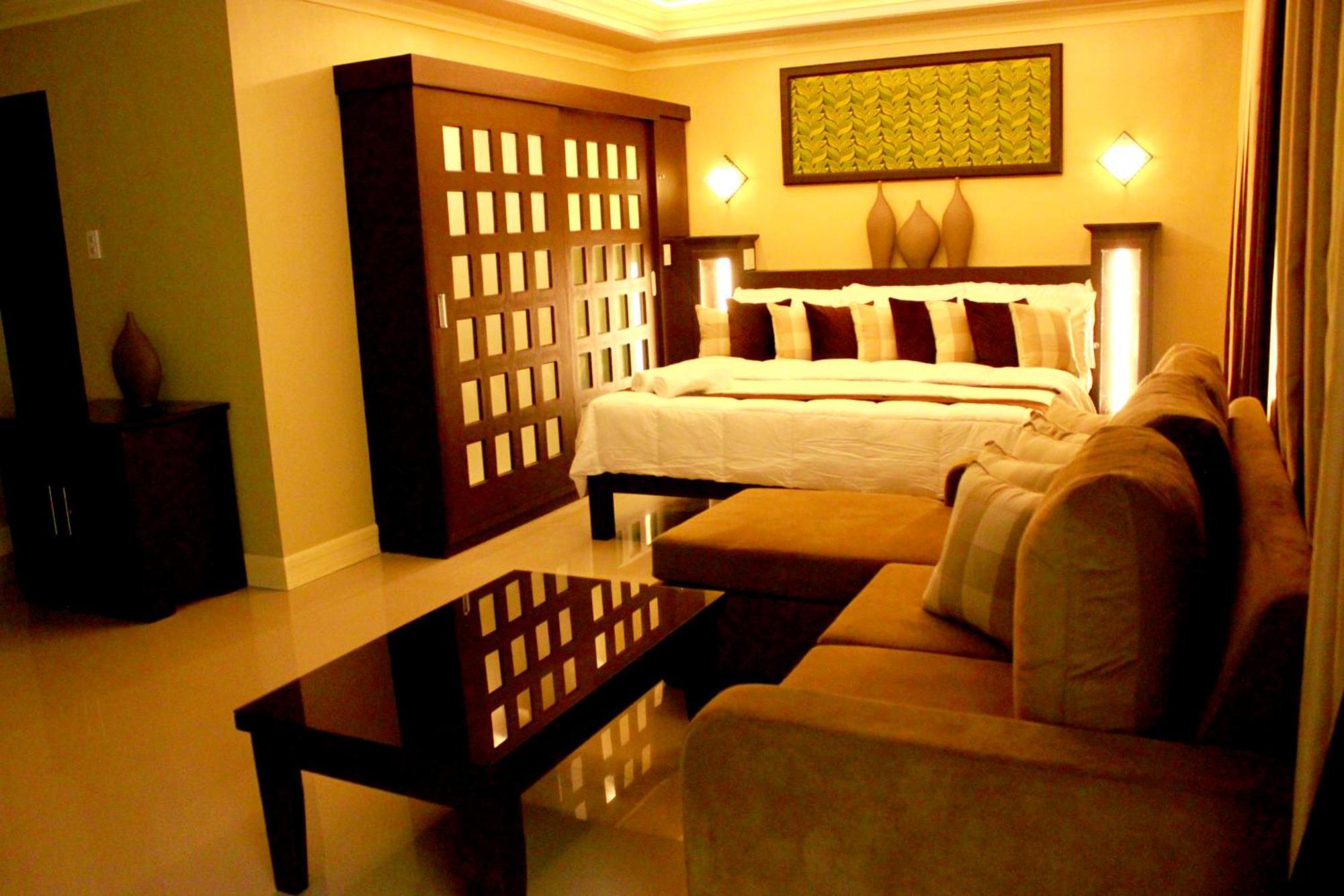 Villa Esmeralda Bryan'S Resort Hotel And Restaurant Palayan City Exterior foto